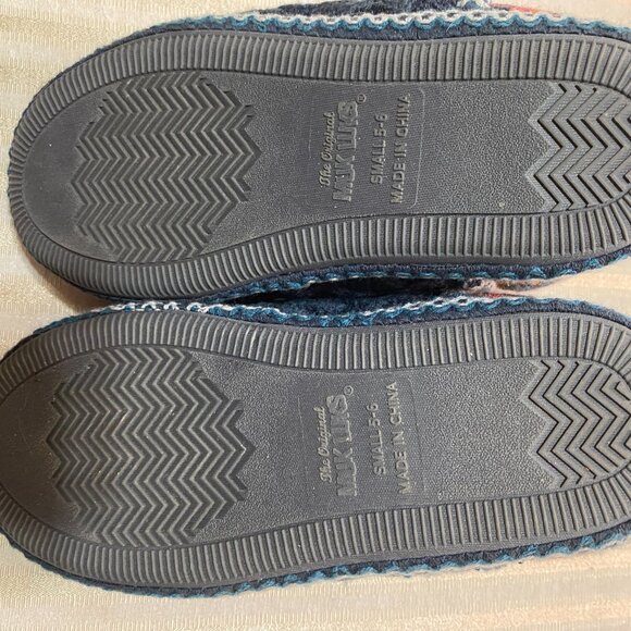 MUKLUKS SLIPPERS SIZE SMALL 5-6 FLATS WEAR INSIDE OR OUT. - Picture 4 of 5